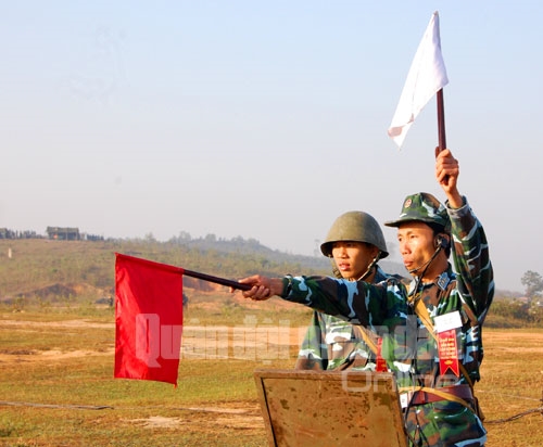 Đại đội trưởng Đại đội pháo 57mm Trung đoàn 228, Sư đoàn 365 hạ lệnh chiến đấu, tiêu diệt mục tiêu.