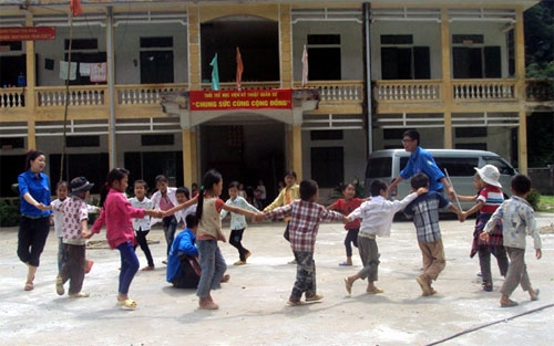 Một buổi sinh hoạt hè do các anh, chị sinh viên tình nguyện tổ chức.