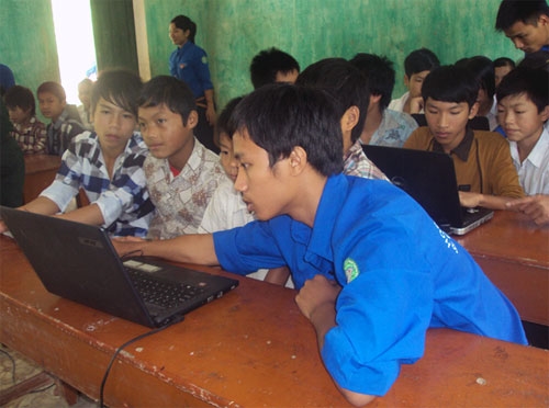 Qua 9 buổi học, 27 học sinh từ lớp 6 đến lớp 9 đã được các anh, chị hướng dẫn sử dụng thành thạo máy tính và các phần mềm đơn giản.