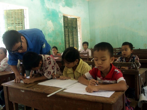 Sinh viên Phạm Đức Công hướng dẫn các em học sinh lớp 2, Trường Tiểu học xã Quyết Chiến ôn lại kiến thức môn Toán