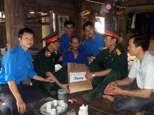 Sinh viên tình nguyện và lãnh đạo Học viện Kỹ thuật quân sự đến thăm, tặng quà ông Bùi Văn Ỉng, là bố đẻ liệt sĩ.