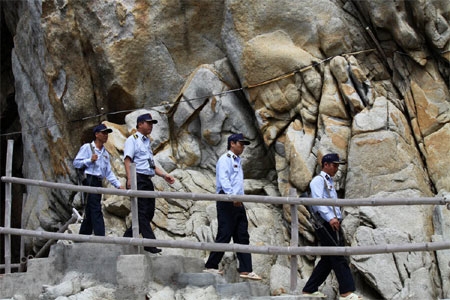 Lưng chừng vách núi.