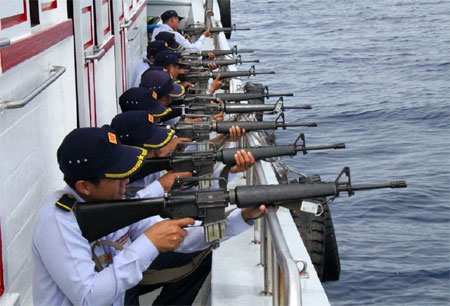 Tập bắn súng trên tàu