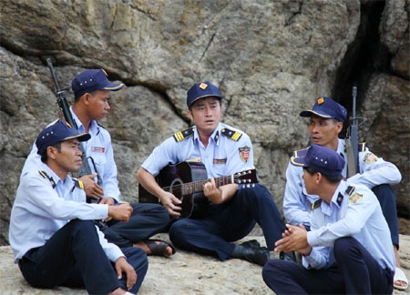 Phút thư giãn của các chiến sĩ “sao vuông”.