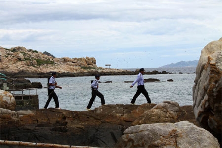 Các chiến sĩ tự vệ thực hiện nhiệm vụ tuần tra ở bờ đảo.