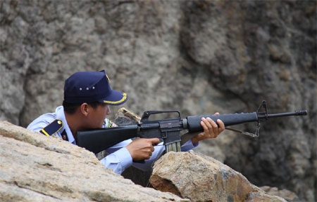 Tập bắn súng trên đảo