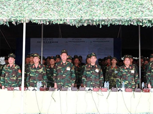 Các đại biểu tham quan cuộc diễn tập.