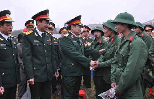 Thượng tướng Ngô Xuân Lịch, Bí thư Trung ương Đảng, Ủy viên Thường vụ Quân ủy Trung ương, Chủ nhiệm Tổng cục Chính trị Quân đội nhân dân Việt Nam động viên các thanh niên Duy Tiên (Hà Nam)lên đường nhập ngũ.
