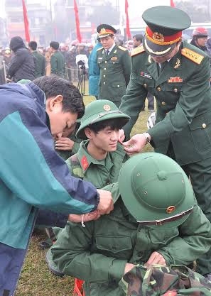 Cán bộ Bộ CHQS tỉnh Hà Nam và cán bộ làm công tác tuyển quân chỉnh trang lại quân phục.