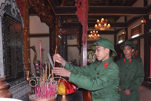 Thanh niên huyện Thanh Liêm (Hà Nam) thành kính thắp hương tại Đền tưởng niệm các anh hùng - liệt sĩ Núi Chùa trước khi lên đường nhập ngũ.