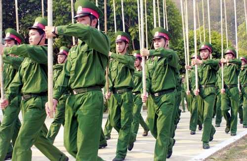 Các chiến sĩ nhập ngũ đợt 1 năm 2014 ở Đại đội 3 huấn luyện nội dung cầm cờ đi đều, đứng lại để tham gia diễu duyệt kỷ niệm 60 năm Chiến thắng Điện Biên Phủ vào đầu tháng 5 tới đây.