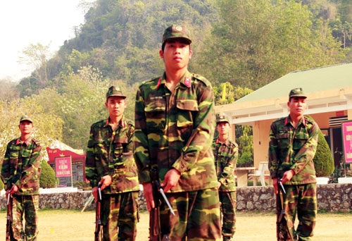 Các chiến sĩ năm thứ hai của Đại đội 1 tích cực ôn luyện nội dung