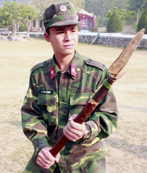 Hạ sĩ Cà Văn Vinh, Tiểu đội trưởng cối 60 hướng dẫn lại động tác đánh xẻng cho chiến sĩ trong tiểu đội.