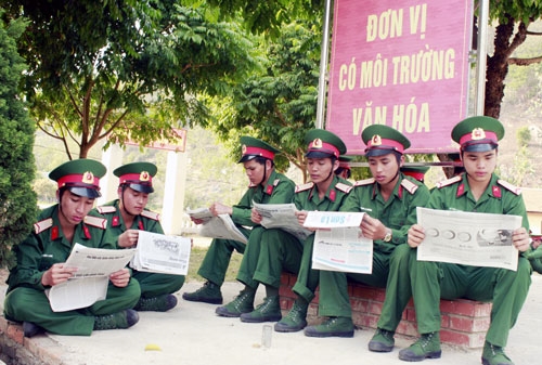 Một số chiến sĩ khác tranh thủ lấy báo trong Hộp báo thao trường để tìm đọc và cập nhật những tin tức mới, nổi bật trong ngày của địa phương và quân đội.