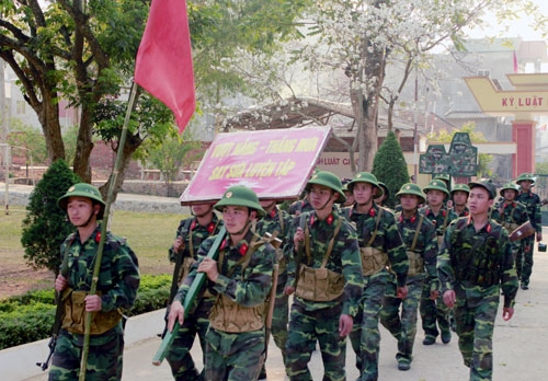 Chiến sĩ Đại đội 2 phấn khởi hành quân về doanh trại sau khi đã kết thúc giờ huấn luyện chiến thuật căng thẳng và mệt nhọc tại sườn điểm cao 875 ở phía ngoài doanh trại.