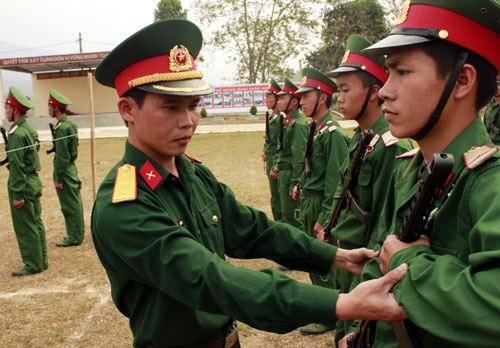Thượng úy Thào A Sình, Chính trị viên phó Đại đội 1 chỉnh lại động tác tay cầm súng của chiến sĩ.