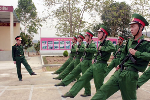 Ai sẽ ke chân lâu hơn? Thượng úy Mùa A Dê, Chính trị viên Đại đội 1 ke chân thi cùng các chiến sĩ mới.
