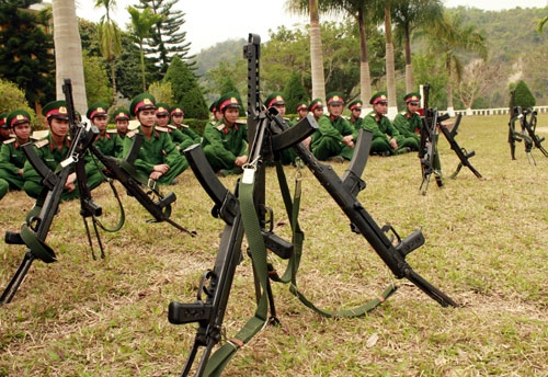 K43, một loại súng tiểu liên được các chiến sĩ Quân đội nhân dân Việt Nam sử dụng đánh thắng quân Pháp ở chiến dịch Điện Biên Phủ cách đây 60 năm. Hiện các chiến sĩ Tiểu đoàn 1 (Trung đoàn 741, Bộ CHQS tỉnh Điên Biên) sử dụng tập luyện và sẽ diễu, duyệt đội ngũ trong lễ kỷ niệm 60 Chiến thắng Điện Biên Phủ tới đây.