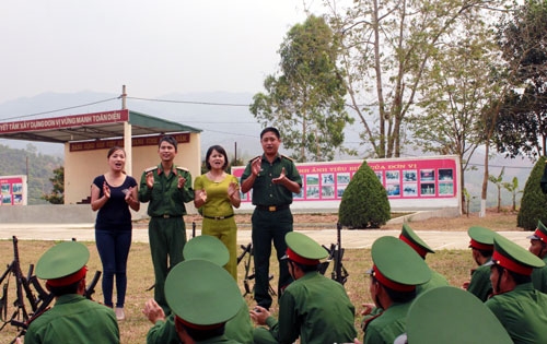 Giờ giải lao, cô Trần Thị Dung (áo vàng) và Mai Thị Bích Thủy (áo đen), giáo viên Trường Tiểu học Yên Cang, đơn vị kết nghĩa với Tiểu đoàn 1, mời hạt nhân văn nghệ cùng hát bài