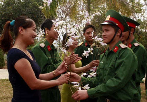 Hoa Ban trắng, loài hoa giản dị, tinh khiết, nét đặc trưng của vùng núi rừng Tây Bắc trùng điệp được các chiến sĩ tặng