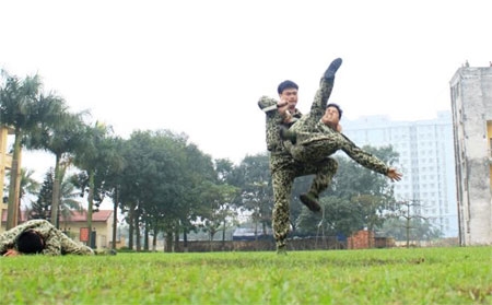 Khóa tay, quật địch.