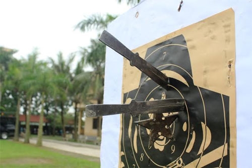 Dù cự ly ở xa, nhưng mỗi lần các chiến đấu viên dùng ám khí đều mau lẹ và chuẩn xác.