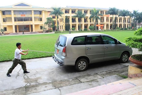 Vận công dùng thương chọc vào yết hầu đẩy ô tô.