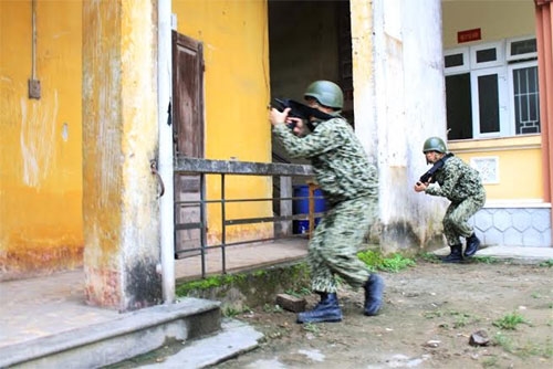 Tiếp cận mục tiêu tiêu diệt lực lượng khủng bố.