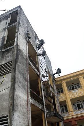 Bất ngờ đu dây áp sát mục tiêu.