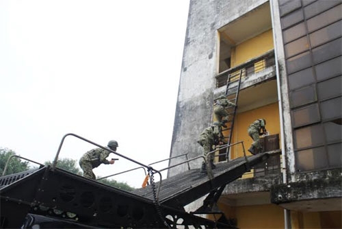 Dùng xe chuyên dụng cơ động lên các tầng cao để tiêu diệt lực lượng khủng bố.