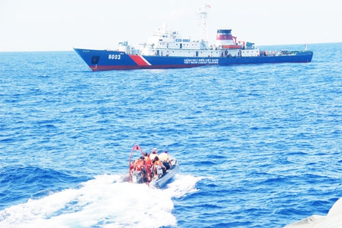 Lực lượng CSB Việt Nam đưa phóng viên đến các tàu làm nhiệm vụ tại Hoàng Sa để tác nghiệp.