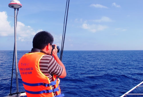 Phóng viên chiến tranh Osama Maruyama của Báo The YOMIURI SHIMBUN, tờ báo lớn và uy tín nhất Nhật Bản hiện nay tác nghiệp tại vùng biển Hoàng Sa, nơi Trung Quốc hạ đặt giàn khoan trái phép.