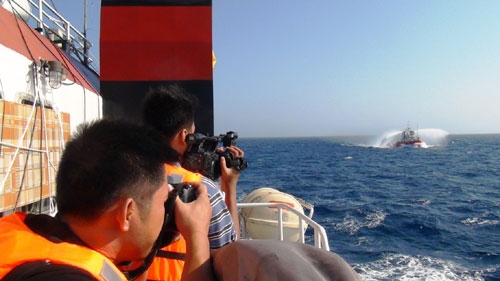 Các phóng viên tác nghiệp ở mọi chỗ trên tàu.