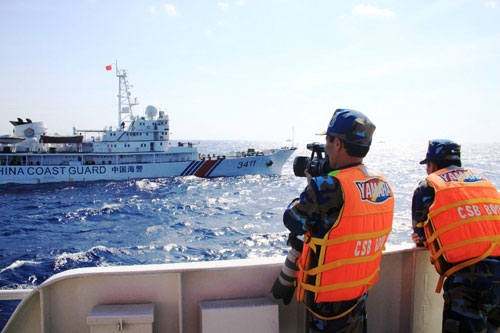 Lực lượng CSB Việt Nam cũng tham gia chụp ảnh, quay phim, thu thập chứng cứ đấu tranh với những hành động sai trái của các tàu Trung Quốc.