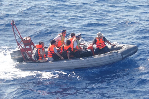 Xuồng của Tàu CSB 4032 chở các phóng viên.