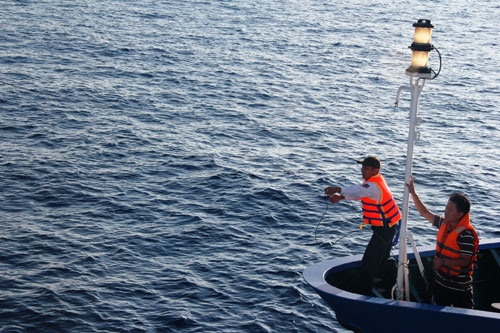 Các phóng viên luôn bám sát các hoạt động của lực lượng làm nhiệm vụ thực thi pháp luật Việt Nam để thu thập thông tin thực tế.