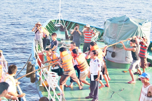 Phóng viên hỗ trợ các tàu lực lượng CSB Việt Nam áp mạn và tách ra trên biển Hoàng Sa.