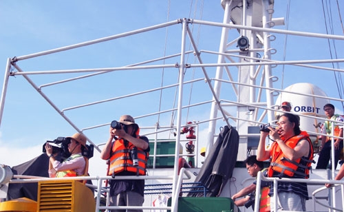 Đông đảo phóng viên trong nước và quốc tế đến Hoàng Sa tác nghiệp.