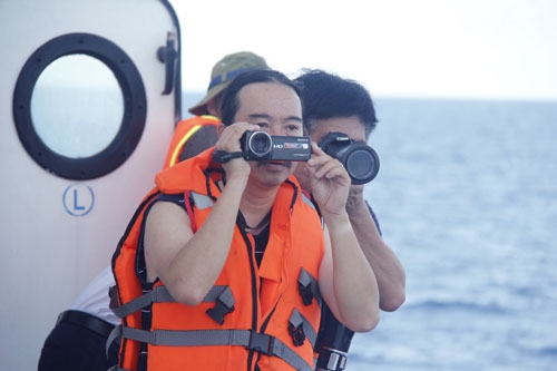 Phóng viên Etcetera Nguyễn, Tổng thư ký báo Viet Weekly của Mỹ tác nghiệp trên Tàu CSB 4032 ngày 25-5.