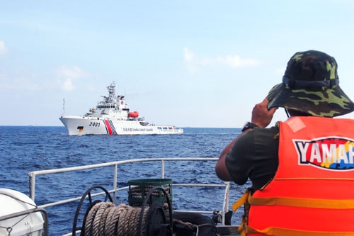 Phóng viên Nguyễn Mạnh Trường của chương trình thời sự Đài truyền hình VTC chụp ảnh chiếc tàu Hải cảnh của Trung Quốc cố tình ngăn cản tàu Việt Nam thực thi pháp luật.