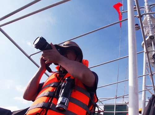 Phóng viên Trần Huy Công, đại diện hãng tin truyền hình Nhật Bản (NDN) tác nghiệp trên Tàu CSB 4032