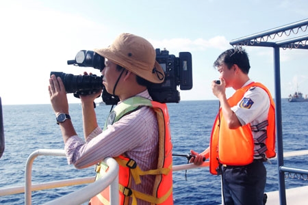 Phóng viên quay phim Nguyễn Đức Cường, Đài truyền hình VTV tác nghiệp tại hiện trường.