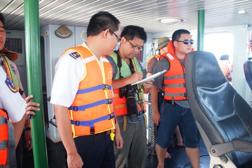 Phóng viên tác nghiệp trong ca-bin Tàu CSB 4032.