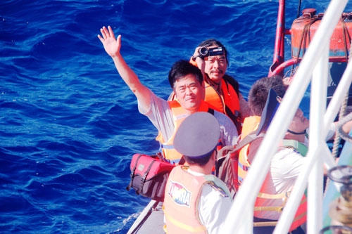 Các phóng viên tạm biệt lực lượng CSB ở Hoàng Sa để trở về đất liền.