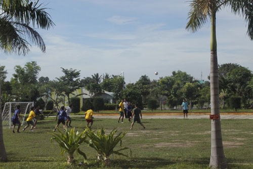 Các tuyển thủ hào hứng thi đấu bóng đá mi-ni, nâng cao sức khỏe.