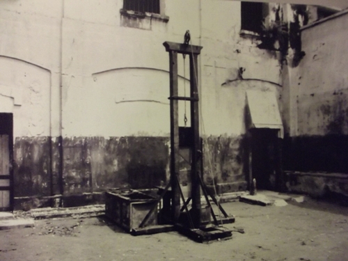 The guillotine that the French colonialists used to behead Vietnamese patriots and revolutionaries.