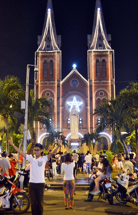 Nhà thờ Đức Bà giữa trung tâm quận 1 là điểm tham quan thu hút người dân thành phố.