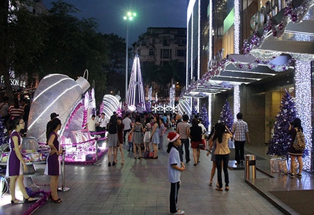 Trời vừa chập tối, người dân thành phố đã tập trung về các khu trung tâm thương mại lớn.