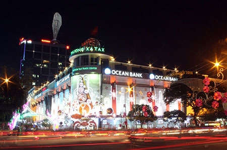 Thương xá Tax (quận 1) được trang hoàng lộng lẫy đón Giáng sinh.