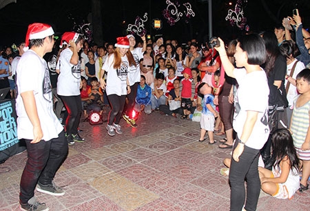 Các bạn tình nguyện viên tổ chức trò chơi cho các em nhỏ trên hè phố.